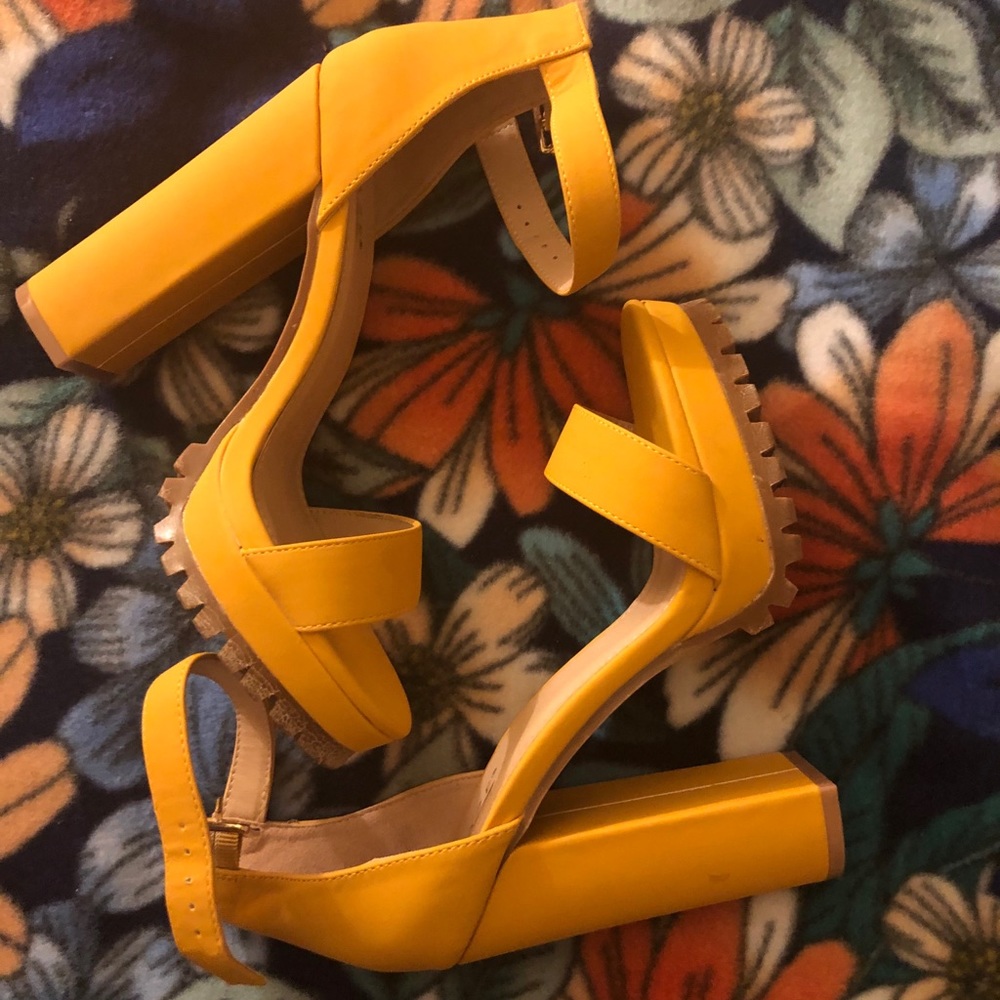 **SOLD***Toni-2 Glaze Lug Sole Ankle Strap Sandal
